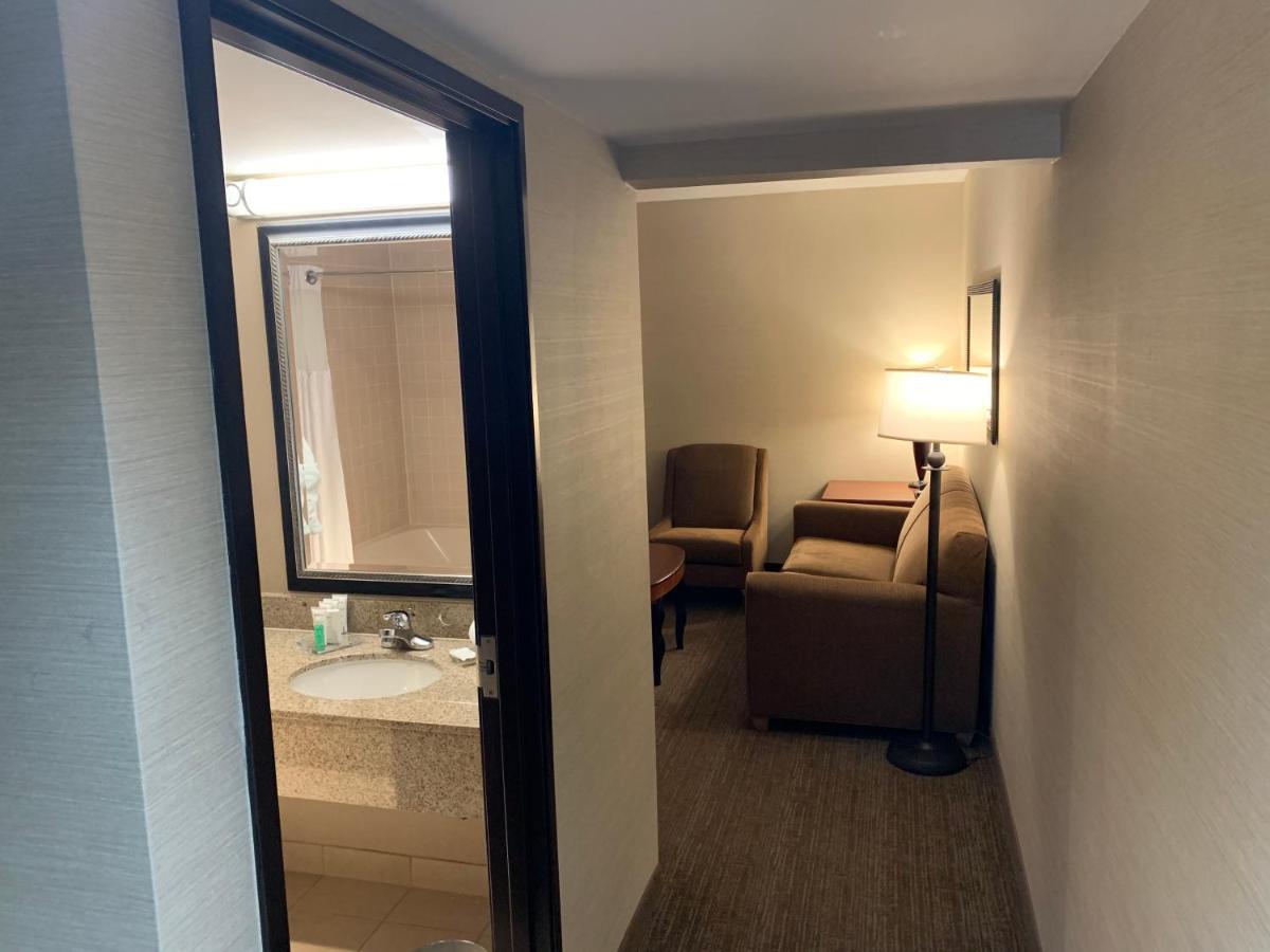 Radisson Hotel Detroit-Фармингтон-Хиллз Экстерьер фото