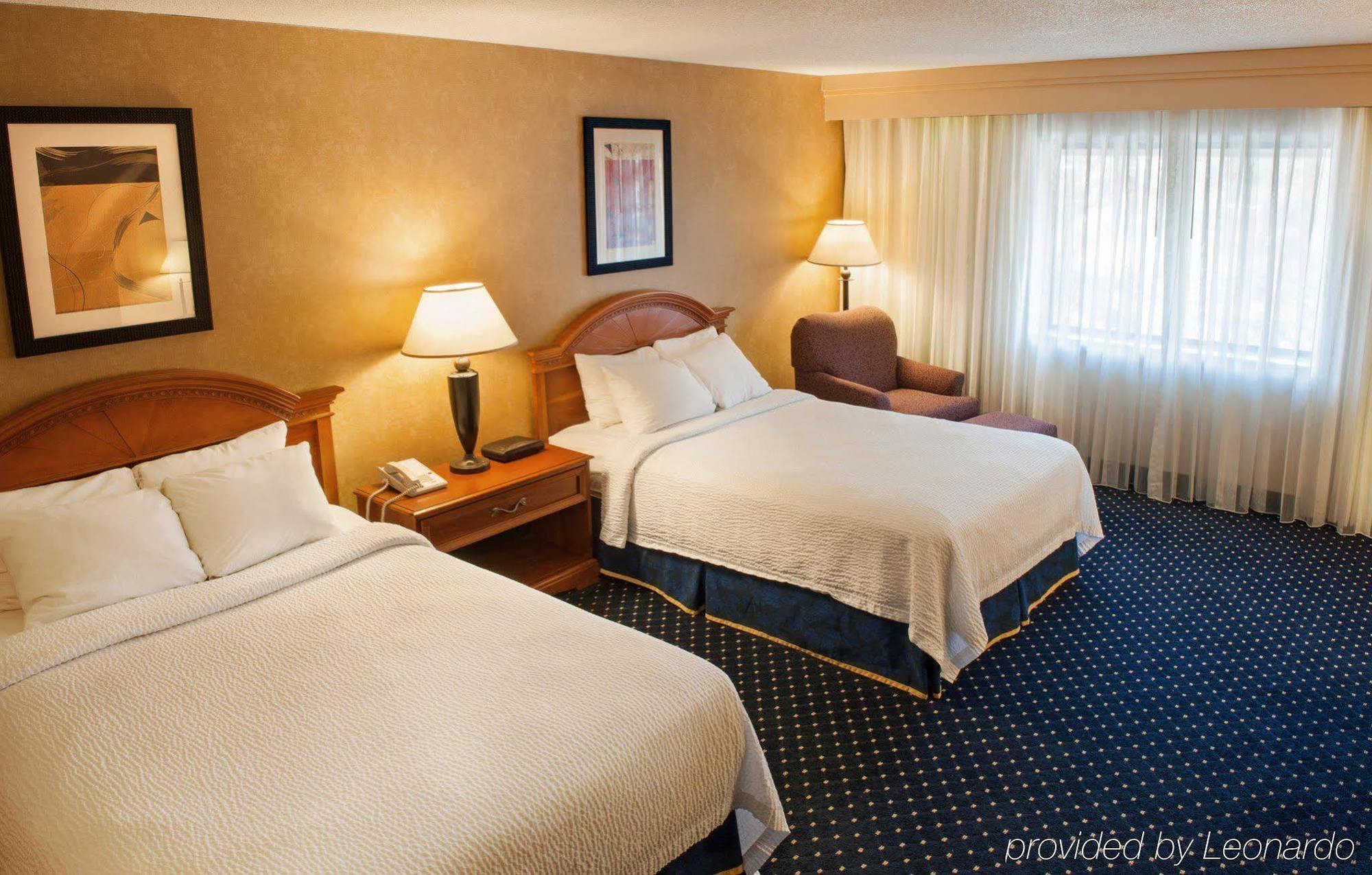 Radisson Hotel Detroit-Фармингтон-Хиллз Экстерьер фото