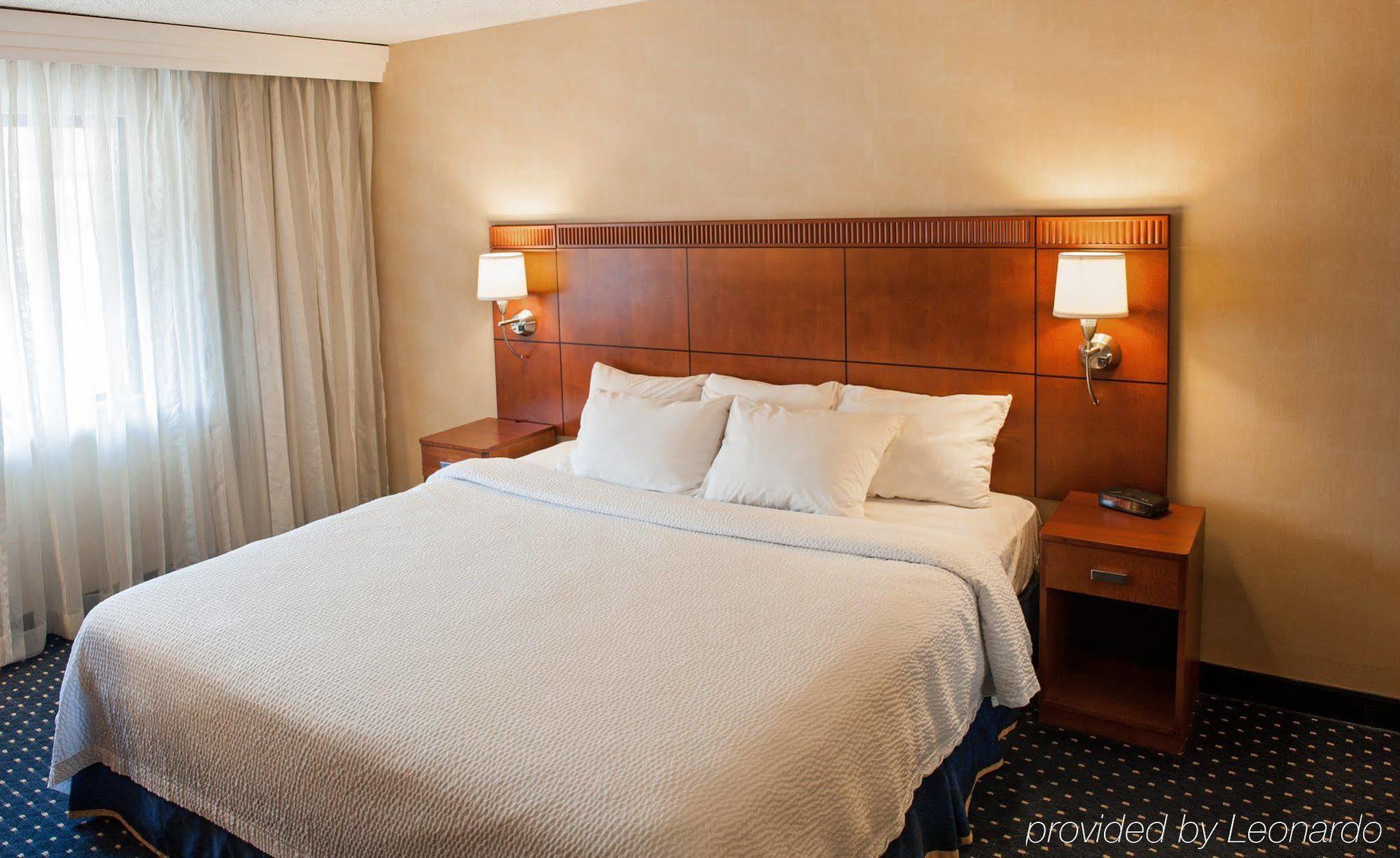 Radisson Hotel Detroit-Фармингтон-Хиллз Экстерьер фото