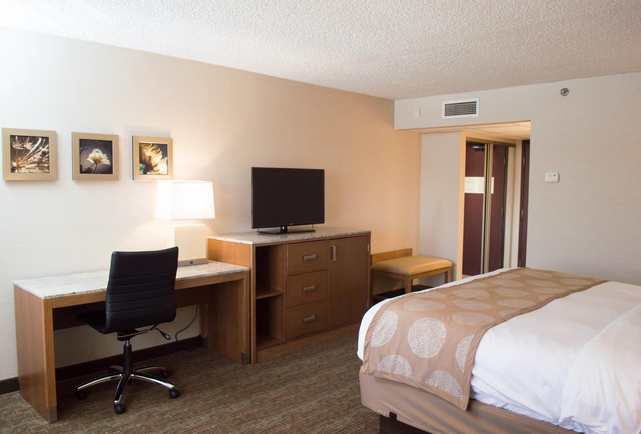 Radisson Hotel Detroit-Фармингтон-Хиллз Экстерьер фото
