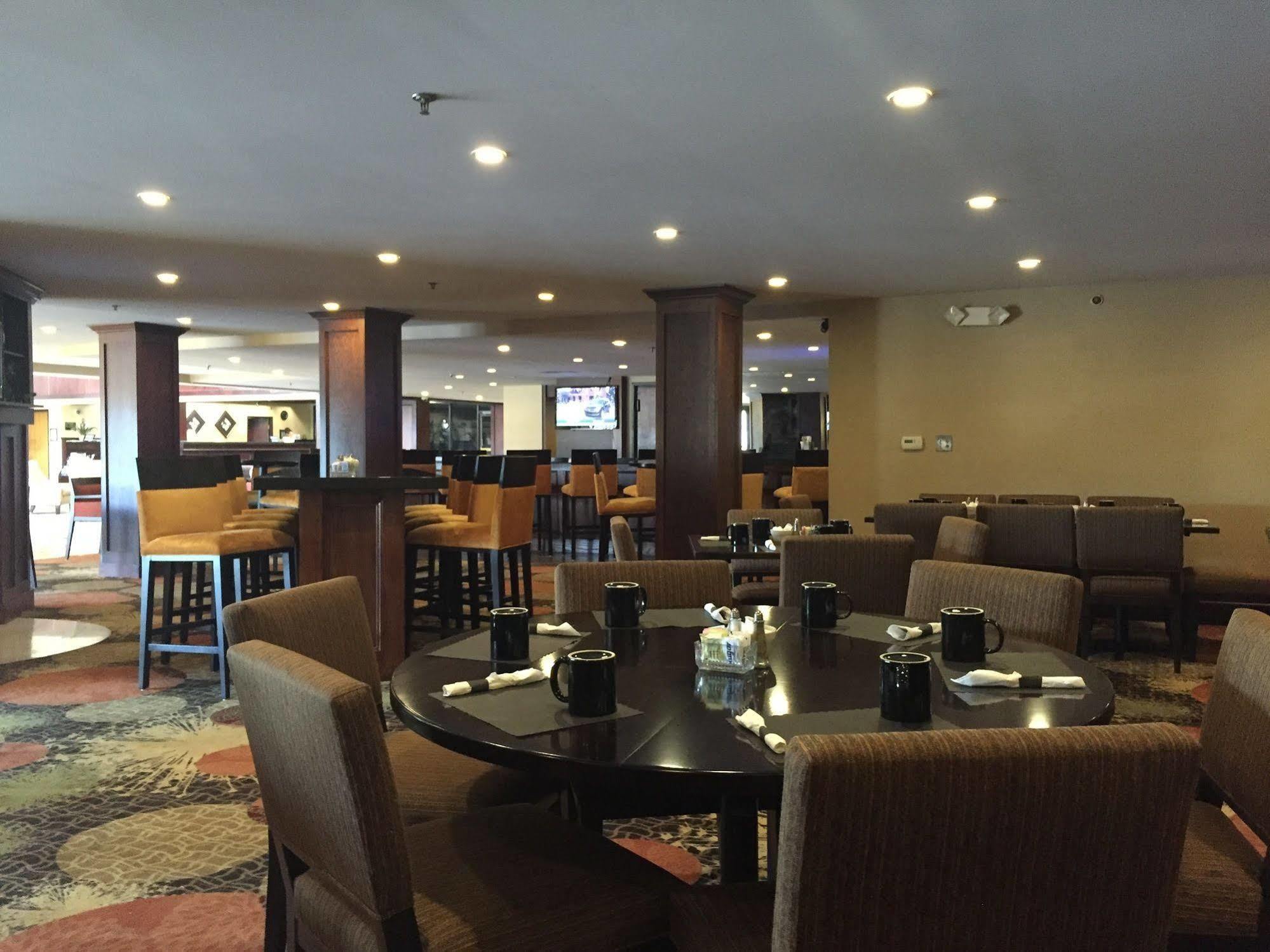Radisson Hotel Detroit-Фармингтон-Хиллз Экстерьер фото