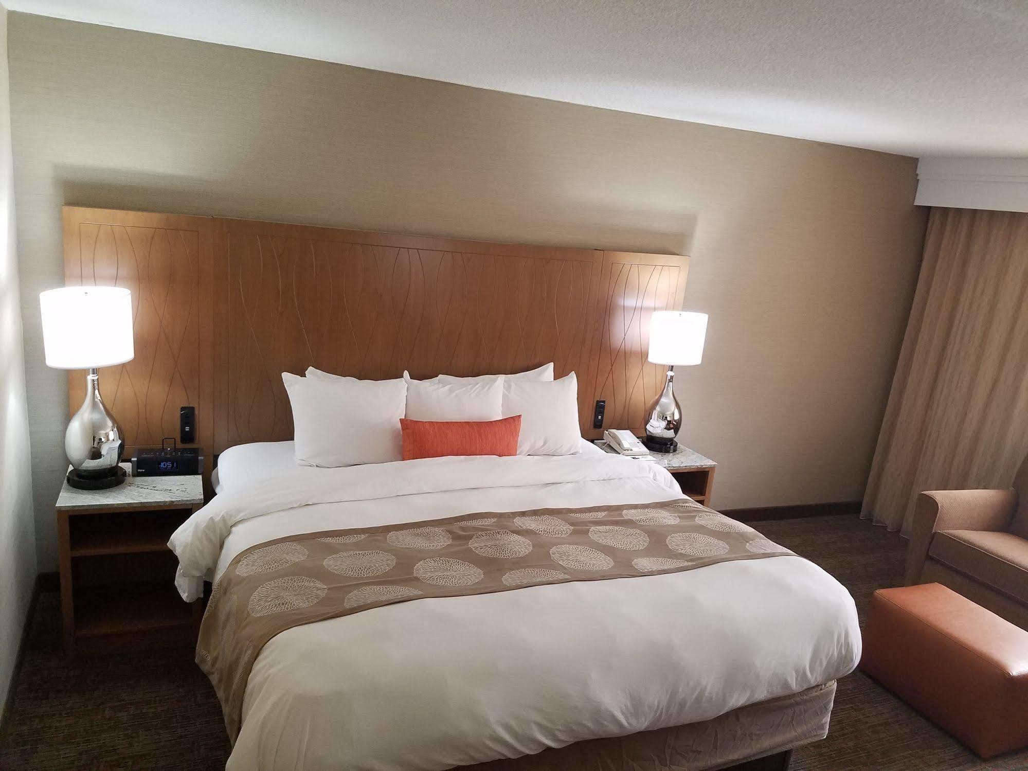 Radisson Hotel Detroit-Фармингтон-Хиллз Экстерьер фото