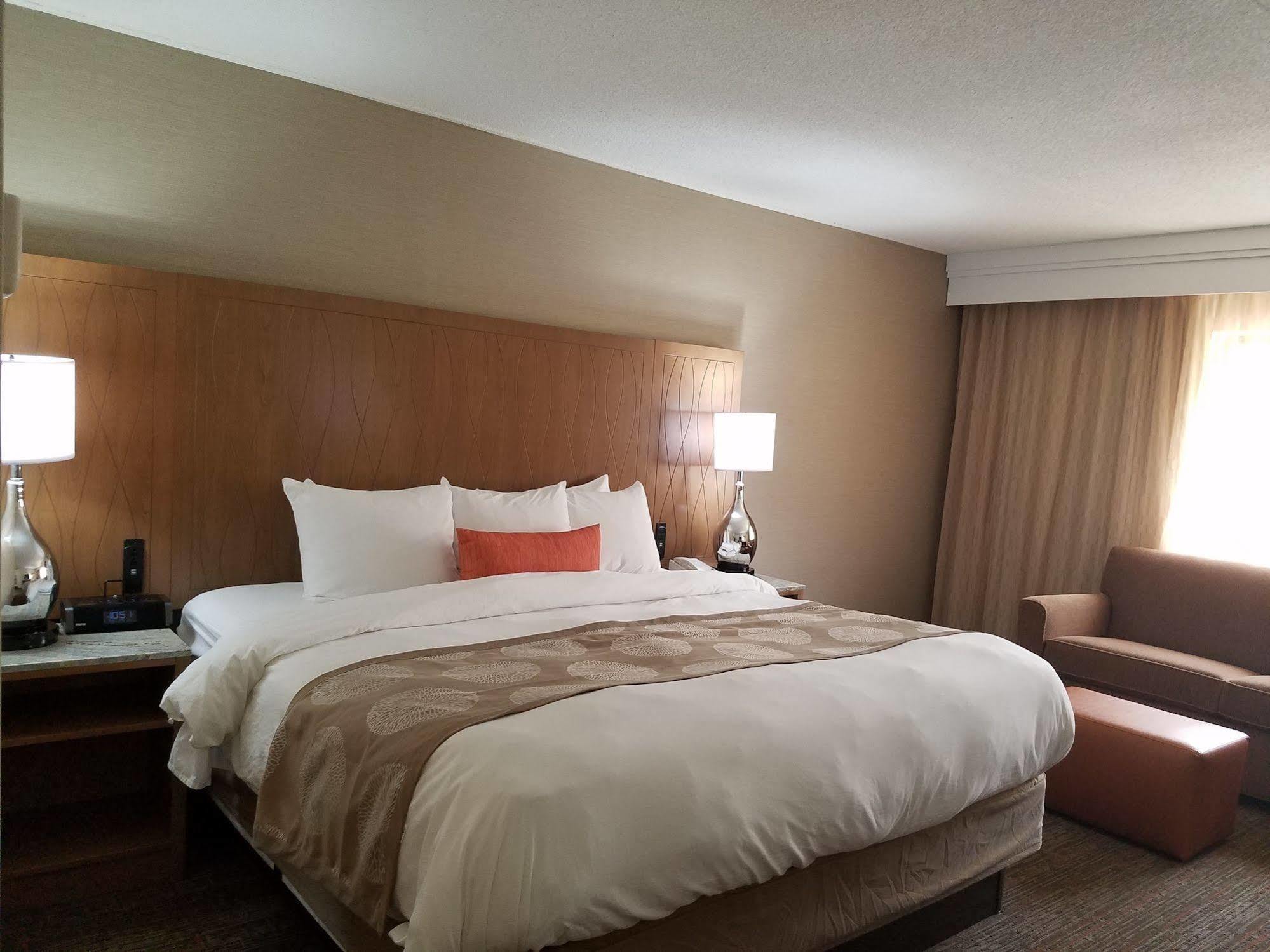 Radisson Hotel Detroit-Фармингтон-Хиллз Экстерьер фото