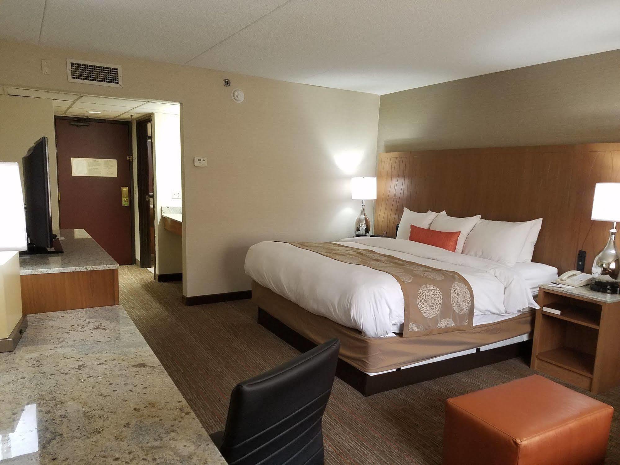Radisson Hotel Detroit-Фармингтон-Хиллз Экстерьер фото