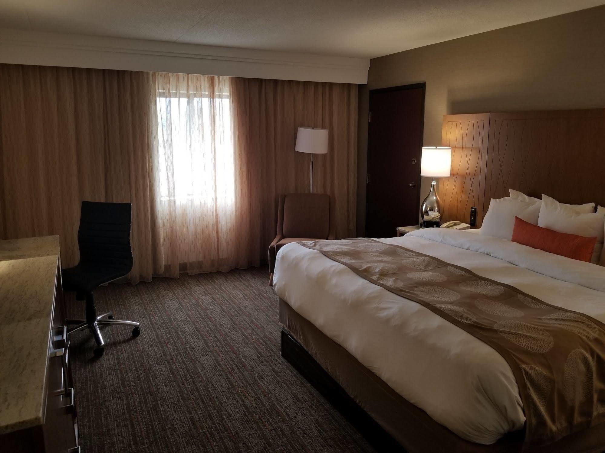 Radisson Hotel Detroit-Фармингтон-Хиллз Экстерьер фото