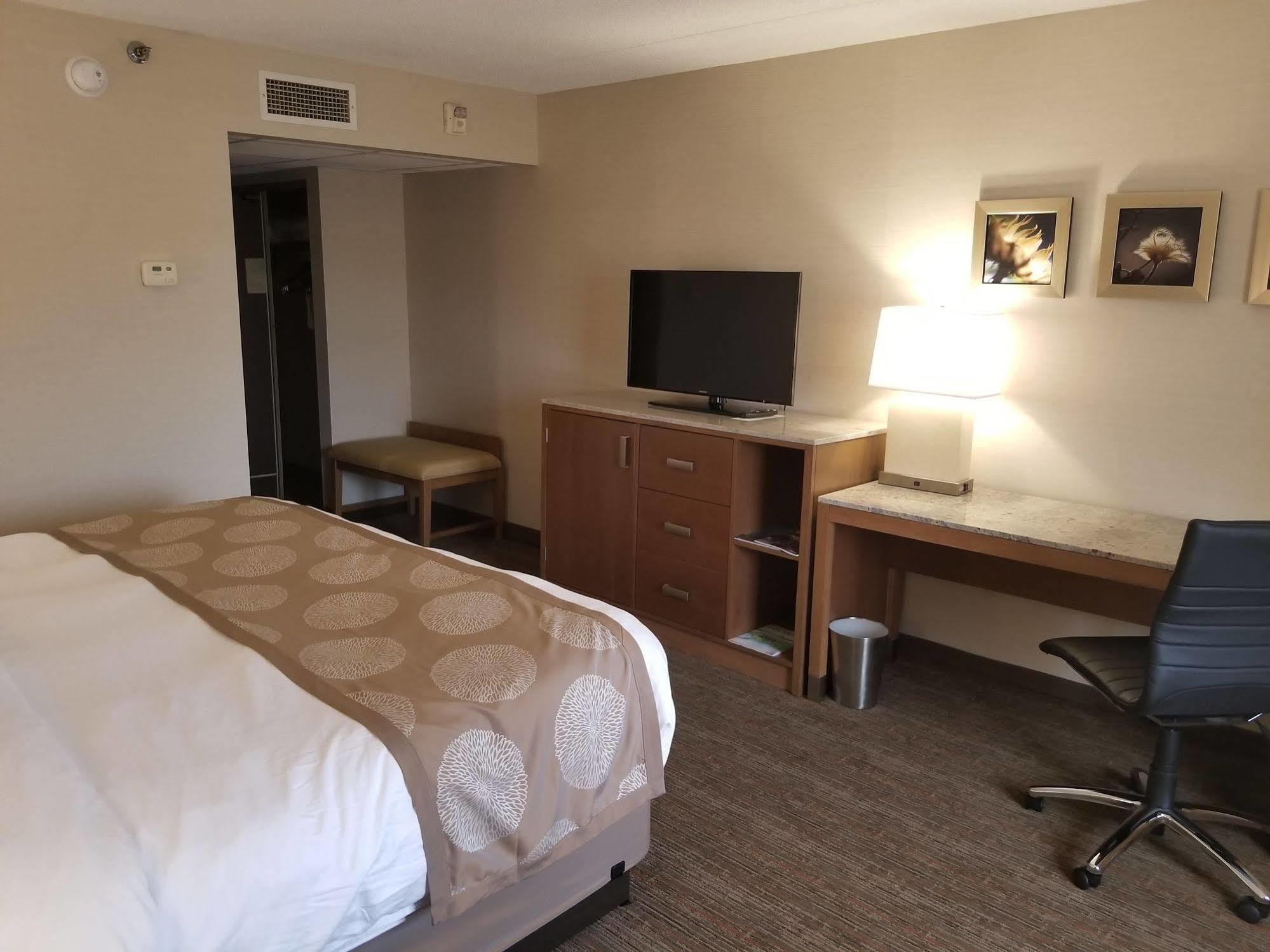 Radisson Hotel Detroit-Фармингтон-Хиллз Экстерьер фото