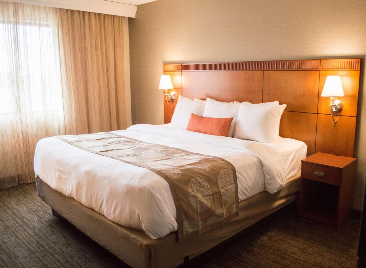 Radisson Hotel Detroit-Фармингтон-Хиллз Экстерьер фото
